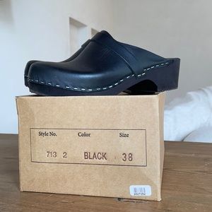 Haga Toffeln black wooden clogs